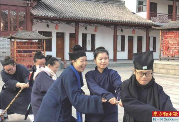 凡人修道:日讀經、易 夜學外語 練樂器書法 習太極打坐