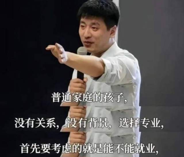 原創心疼！張雪峰女兒網上收藏一家三口就餐畫面，找尋爸爸生前身影