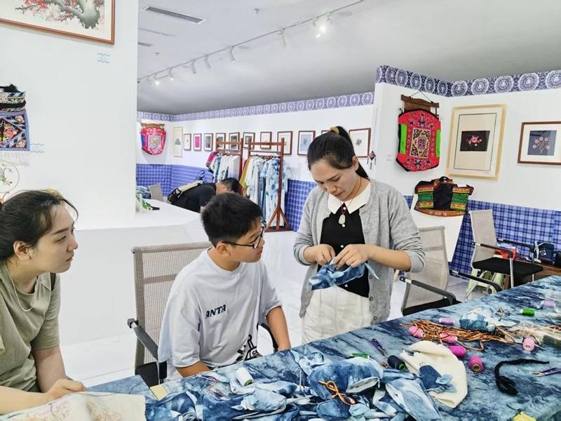 一針一線“繡”春光！黔西南開展布依族刺繡體驗活動
