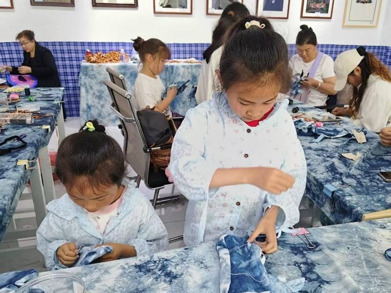 一針一線“繡”春光！黔西南開展布依族刺繡體驗活動