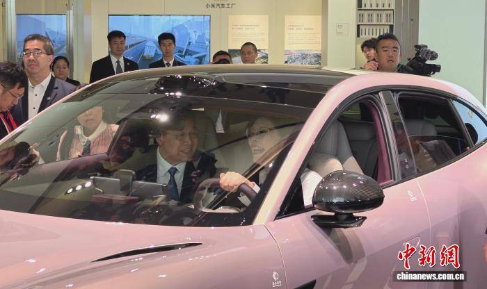 鄭麗文參觀小米汽車工廠：“只有一個字，贊！”