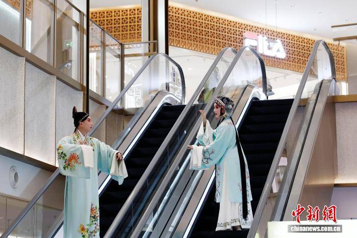 上海白玉蘭戲劇表演藝術獎戲劇嘉年華快閃演出亮相新天地東臺裡