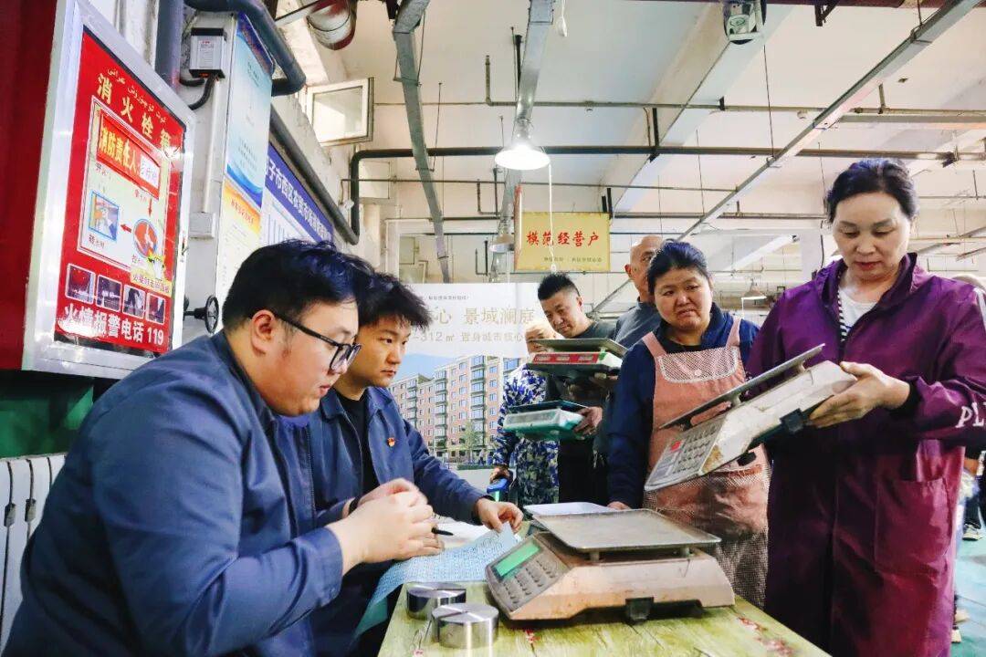 保障市場公平交易 師市市場監管局上門檢定電子秤