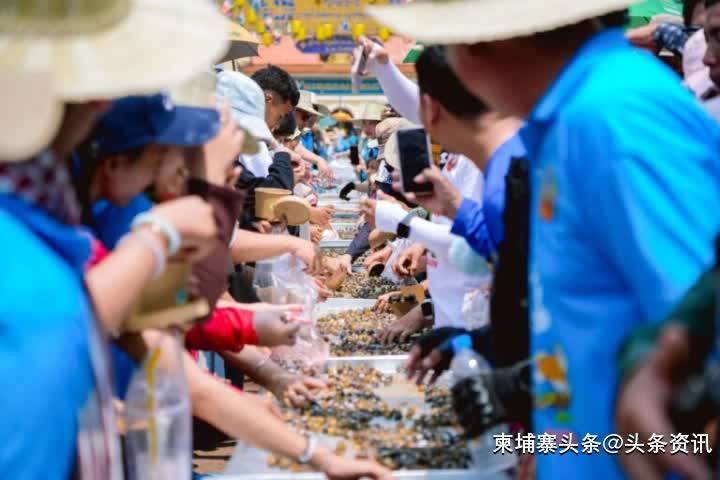 柬埔寨旅遊部長現身磅湛宋干節！5噸河蜆活動吸引眾人圍觀