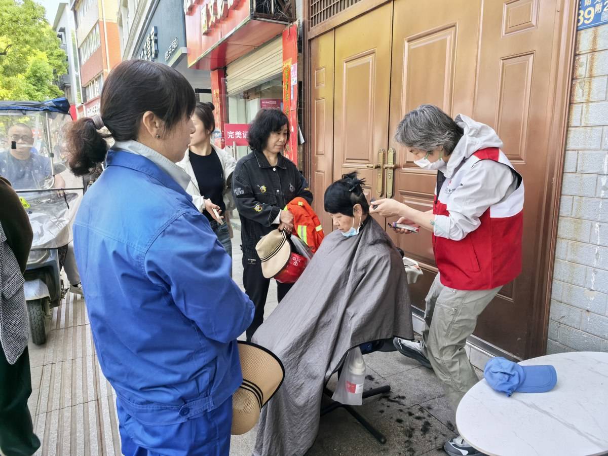 致敬城市美容師，蔡甸區環衛中心開展五一暖心關愛環衛工公益活動
