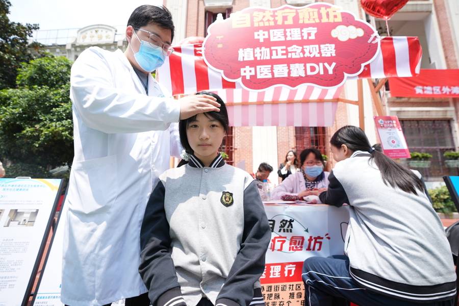 “急救快閃課堂”開進中學校園，應急救護員現場教學“海姆立克”
