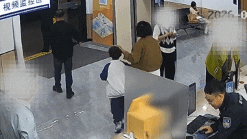 杭州7歲男孩撿到電話手錶，民警跑專賣店充電尋人，失主送來圖書感謝