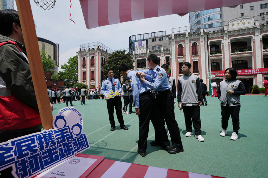 “急救快閃課堂”開進中學校園，應急救護員現場教學“海姆立克”