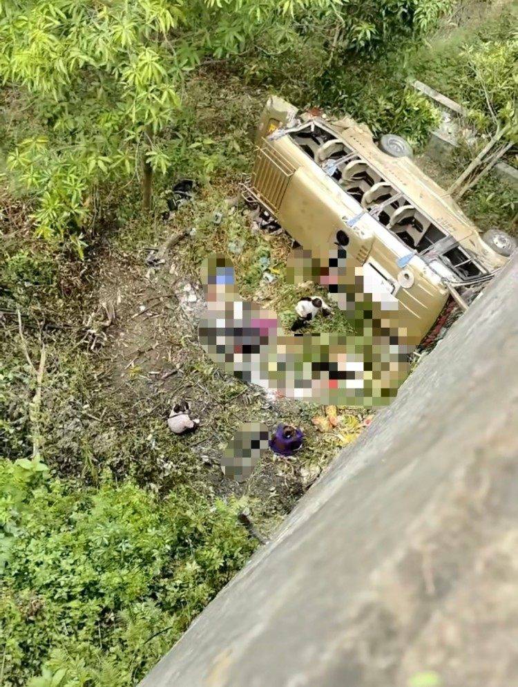 雲南元陽客運班車側翻事故致7死12傷，當地村民：40歲左右司機是當地人