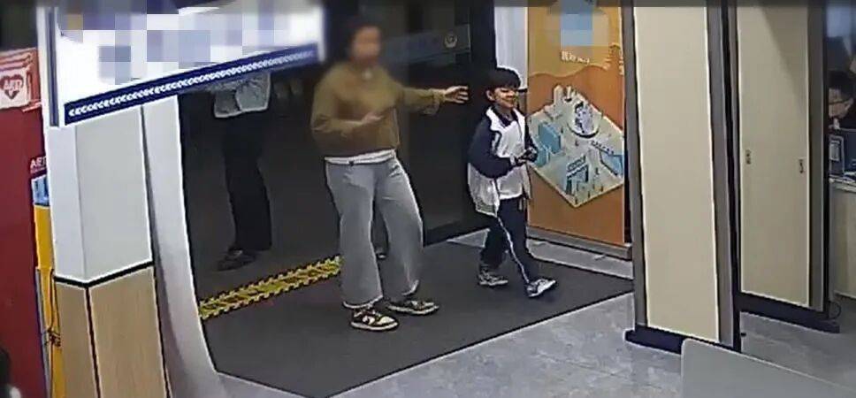 杭州7歲男孩撿到電話手錶，民警跑專賣店充電尋人，失主送來圖書感謝