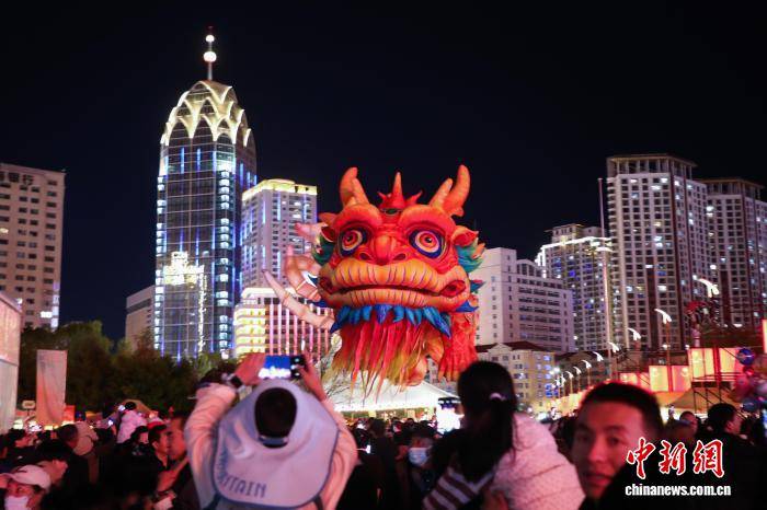 青海西寧河湟文化旅遊季活動啟幕 “火麒麟”吸引民眾打卡