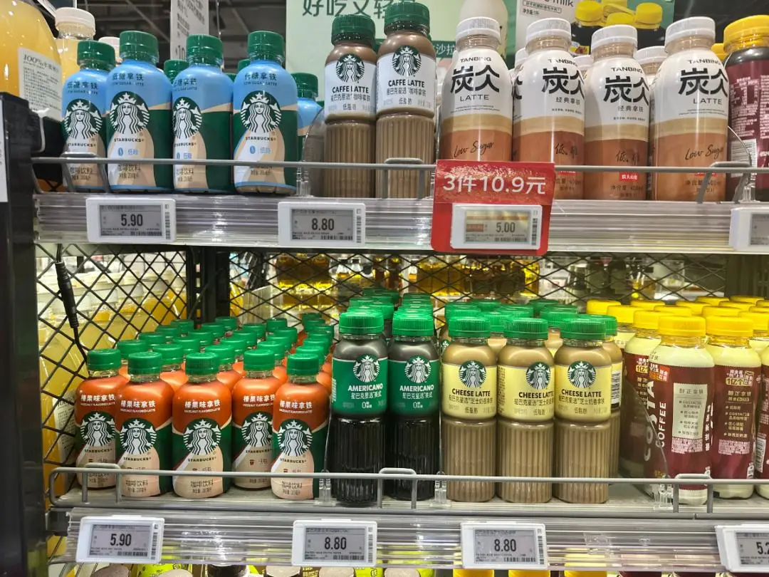 從杯子到瓶子，茶咖巨頭們把生意做到了超市貨架上