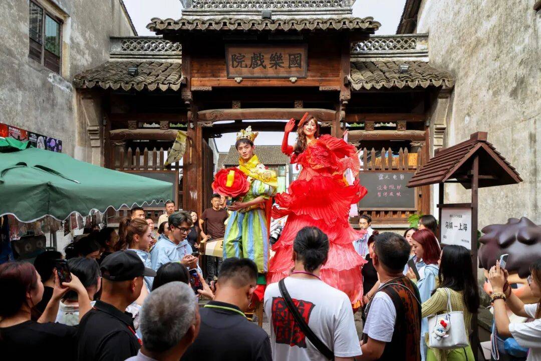 報名啟動｜第十三屆烏鎮戲劇節青年競演＆古鎮嘉年華，三大關鍵詞：滑行、狐狸、收音機
