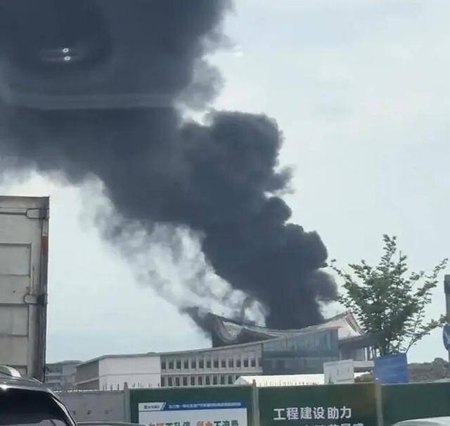 浙江樂清一工地起火，有人稱是高校圖書館，當地通報：建築垃圾著火，已撲滅