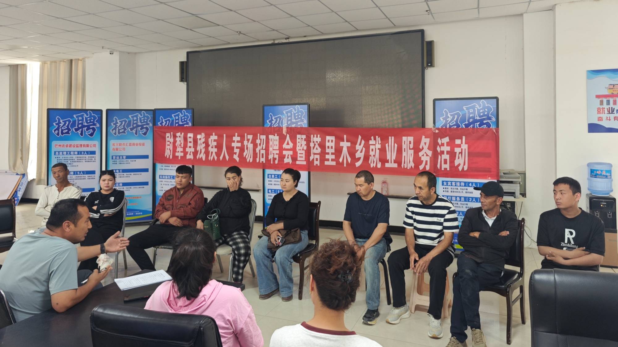 塔里木鄉舉辦“送人到崗”專場招聘會