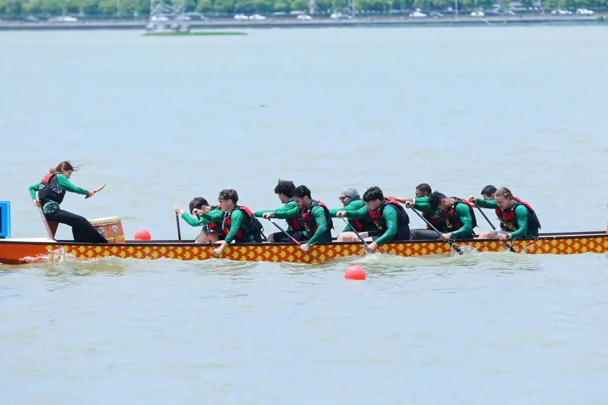 外國留學生南湖競渡，大學之城龍舟賽掀起“國際範”浪花
