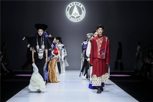 燕京理工學院《源·境》主題作品在2026中國國際大學生時裝週成功釋出