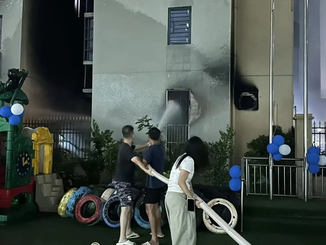 海口一小區快遞櫃著火，危急時刻這波操作“666”