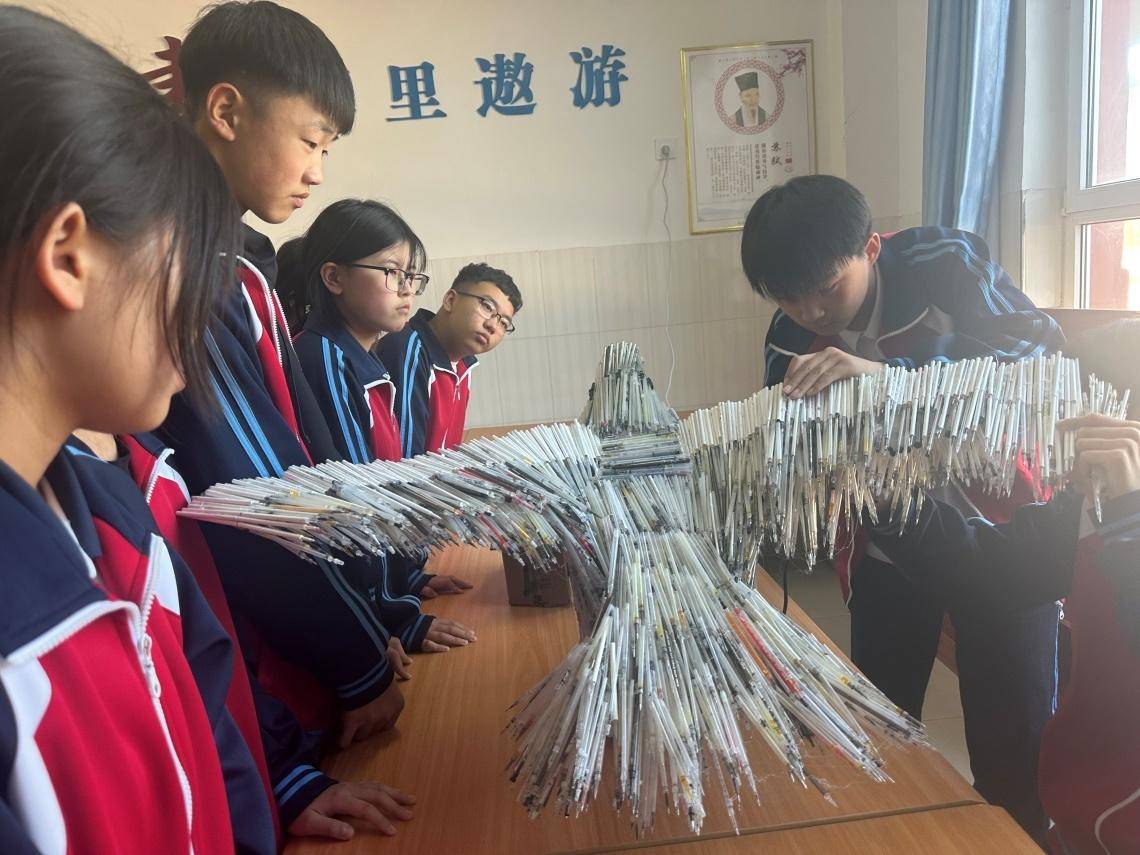 這個中學校長 為何花式鼓勵孩子們積攢“舊筆芯”？