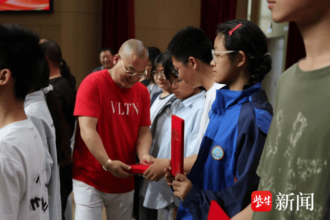 反哺家鄉“根脈所繫”獎學金髮放儀式在鹽城亭湖便倉初級中學舉行