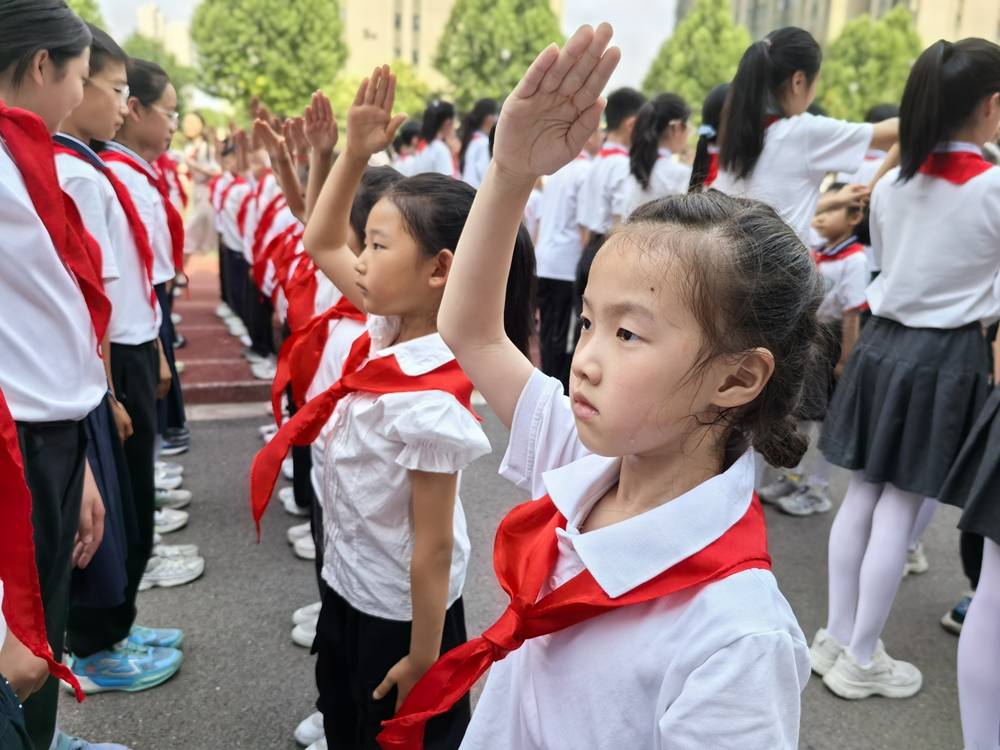 鄭州市中原區西悅城第一小學舉行新隊員入隊儀式