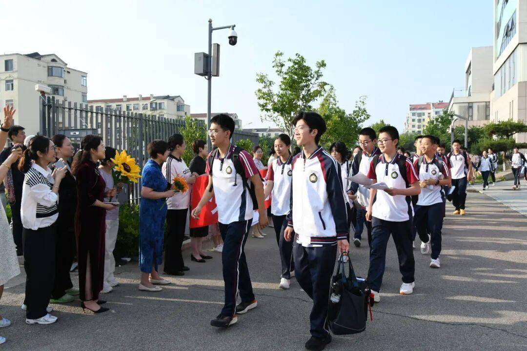 六月海風伴出征，威海市望海園中學初四學子沉著赴考