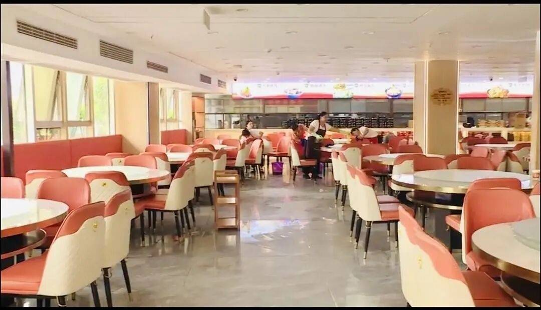 店家裝修，門口臨時堆放400餘把桌椅被搬空，警方通報：未有哄搶現象，已陸續歸還完畢