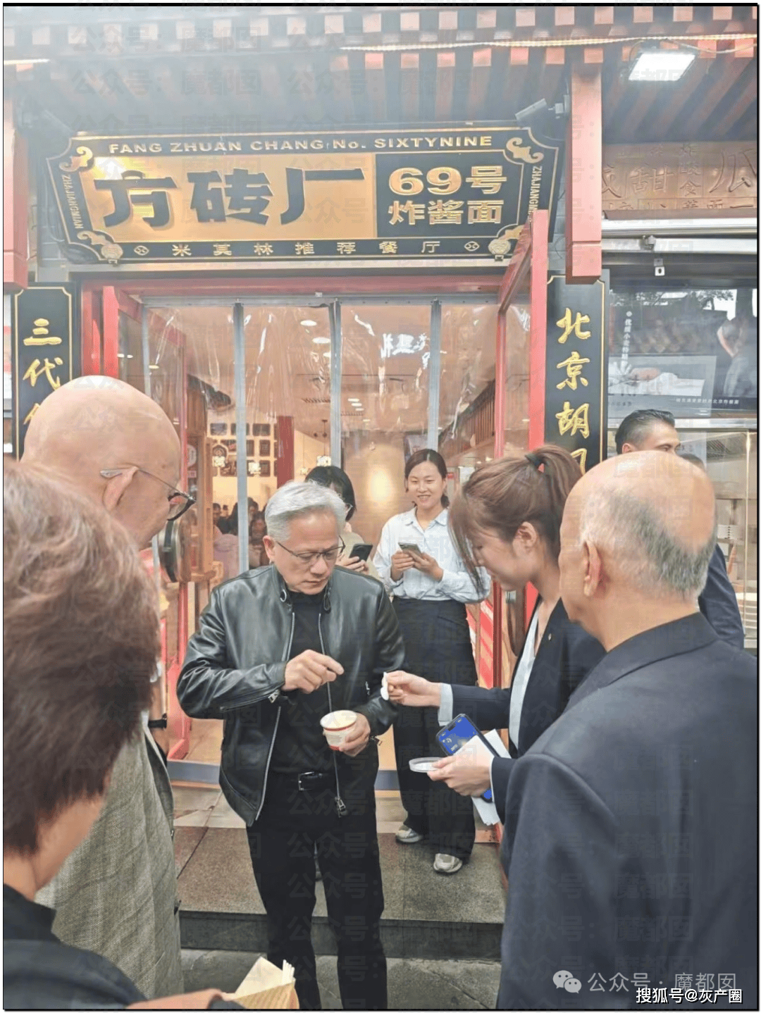 原創雷軍街頭和群眾吃早飯竟被過路小學女生當眾吐槽嗆聲完整版！