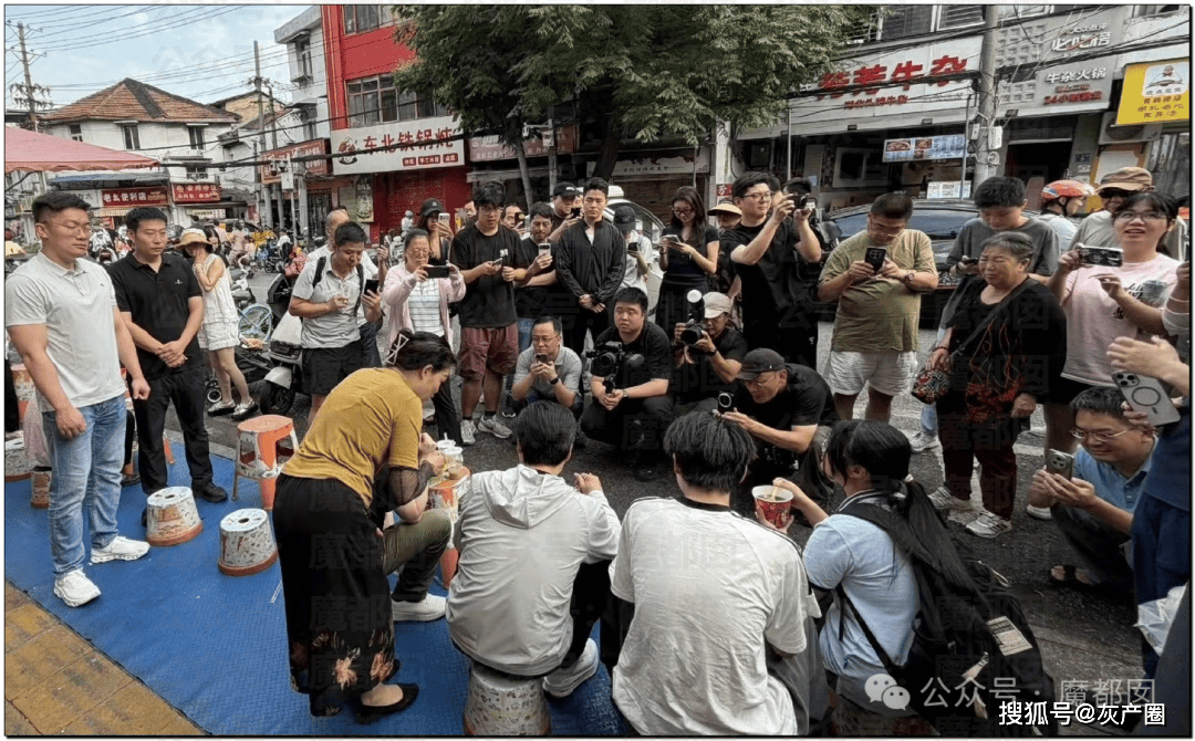原創雷軍街頭和群眾吃早飯竟被過路小學女生當眾吐槽嗆聲完整版！