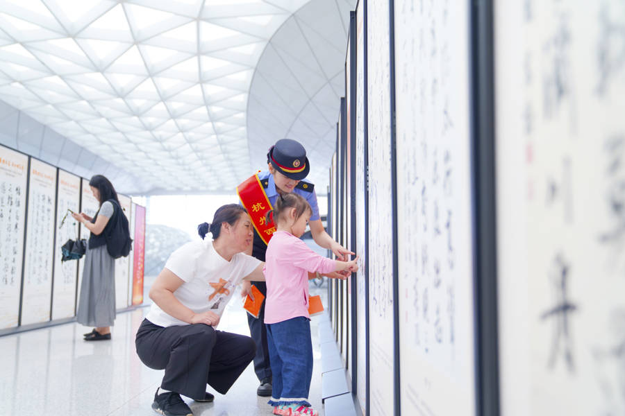 高鐵傳翰墨，丹心頌華章，滬蘇浙皖書法名家主題佳作亮相長三角鐵路主要車站
