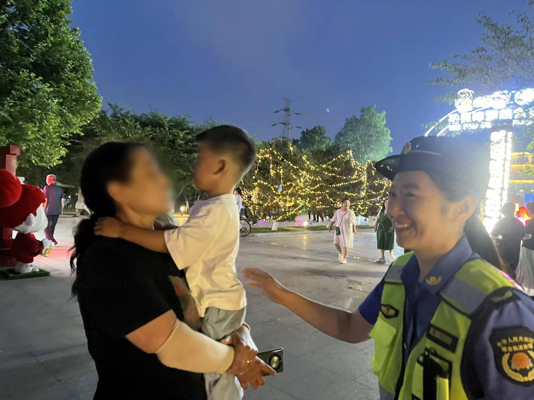 青島西海岸新區綜合行政執法局泊裡中隊全力保障啤酒美食嘉年華活動有序開展