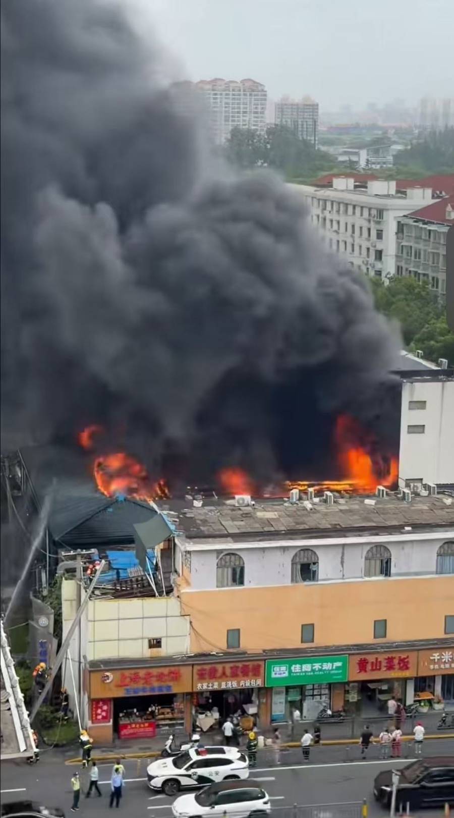 虹梅路一沿街店鋪午後起火 消防快速處置無人員傷亡