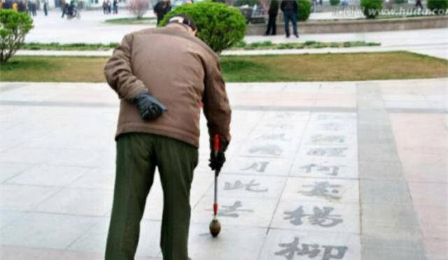 原創七旬老漢苦練書法50年，耗時8年手抄400萬字，卻被批浪費時間？