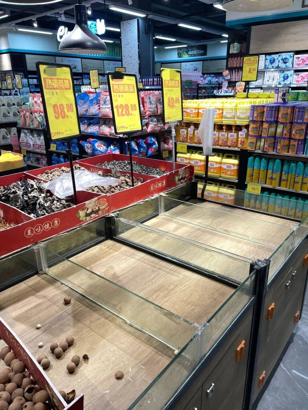 廣州一市民與他人發生爭執，順手將寵物狗放在超市乾貨架，超市負責人：四個乾貨架已清空消毒，不打算追責狗主人