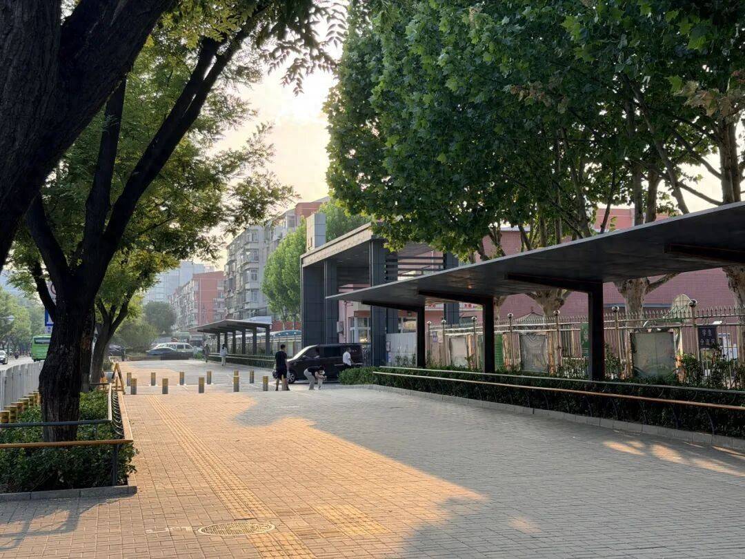石園小學門口“一根杆長椅”走紅，網友建議“全國推廣”
