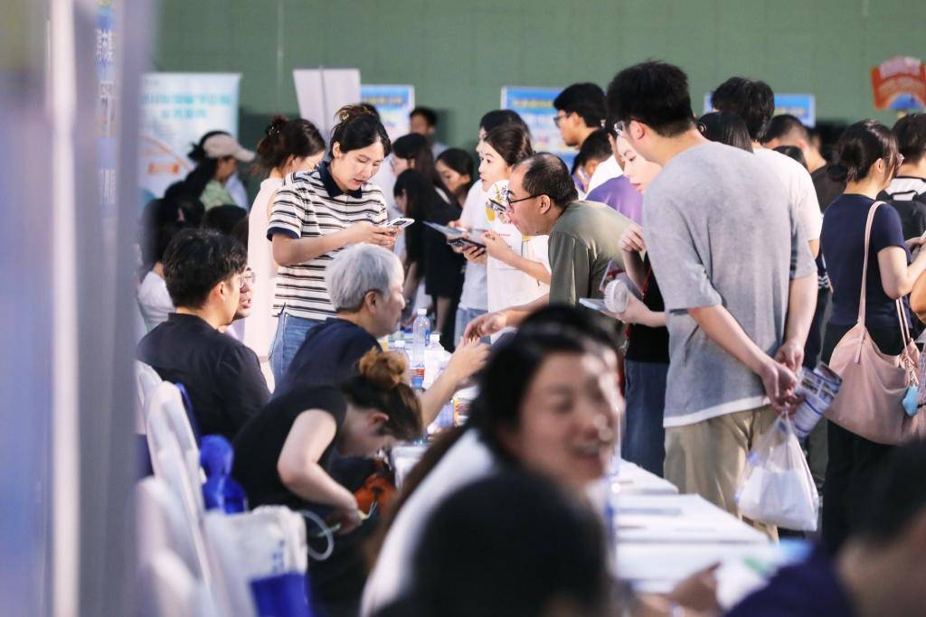 啤酒節遇上招聘會：3500餘個崗位“搬進”金沙灘啤酒城