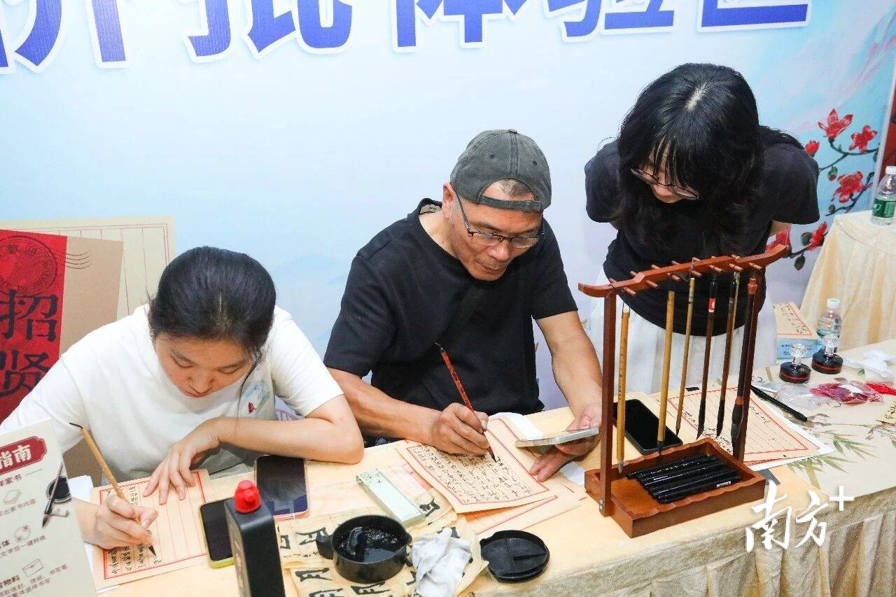 招聘會開進商圈，汕頭“人才夜市”火熱開張