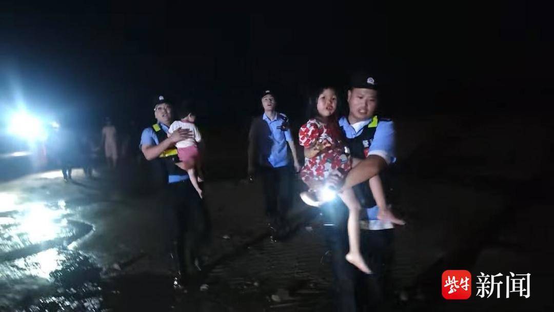 潮水快速圍困海灘，民警蹚浪奔赴救下一家四口